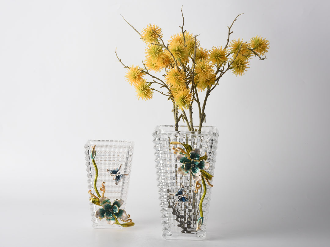 Decoração de vaso de vidro Baccarat com íris e borboletas